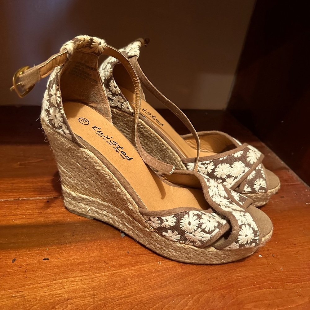 Floral wedges